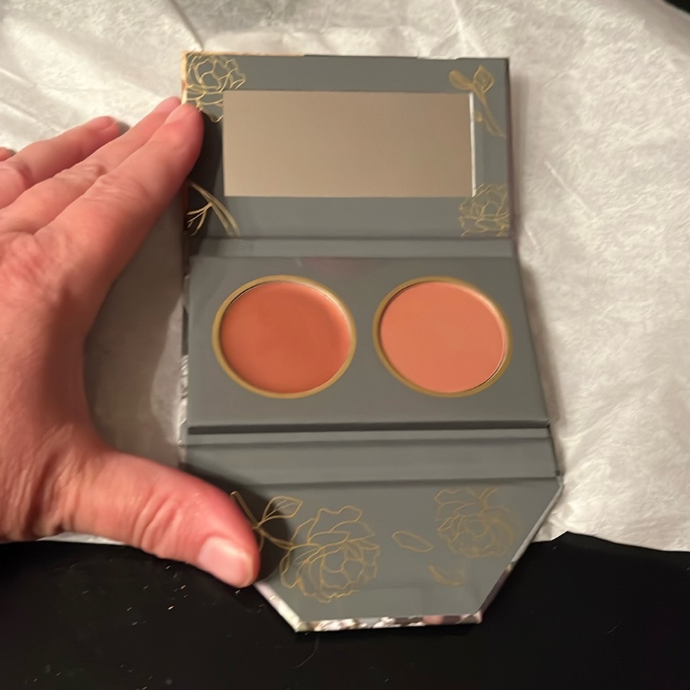 ❤️‍🔥BOGO free (equal or lesser value). NWT-Miss Fame beauty
